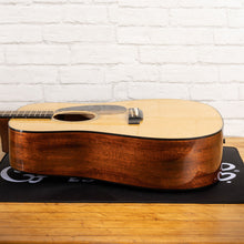 Lade das Bild in den Galerie-Viewer, C.F. Martin-Gitarren-Schutzmatte mit CFM-Logo