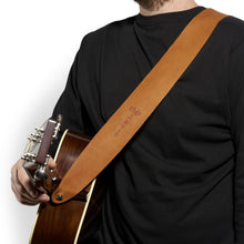 Lade das Bild in den Galerie-Viewer, C.F. Martin Roughout Leather Streetmaster