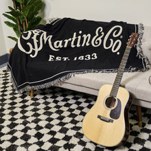 Lade das Bild in den Galerie-Viewer, Martin Script Logo Woven Blanket
