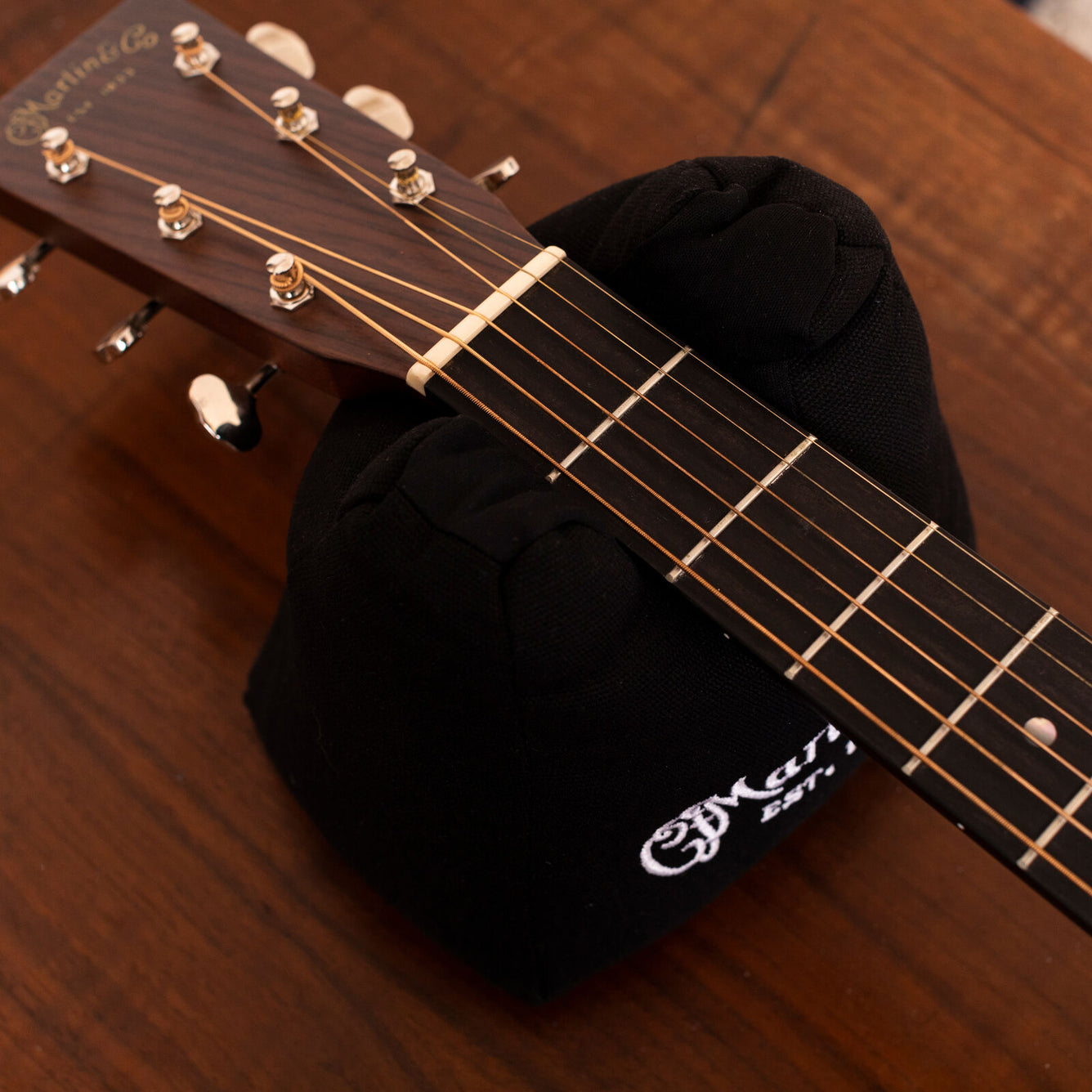 CFM-Gitarrenhalshalter mit CFM-Logo